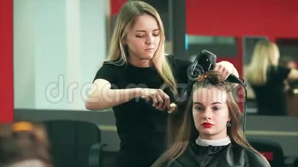 美容院的发型女性顾客和理发师视频的预览图