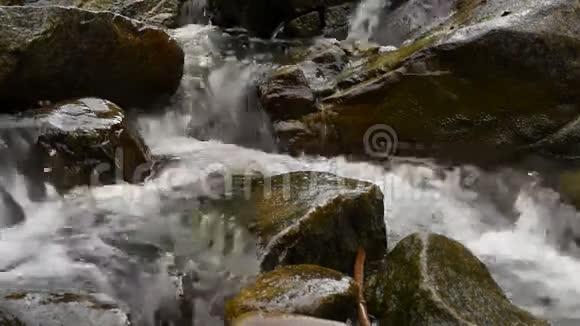 山间湍急的小溪视频的预览图