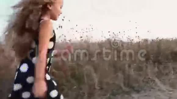 小女孩在大自然中奔跑视频的预览图