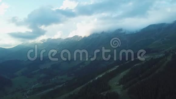 山体绿化范围在云景观天空和云彩的山顶景色视频的预览图