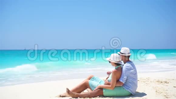 暑假期间在白色海滩上的年轻夫妇快乐的恋人享受他们的蜜月视频的预览图