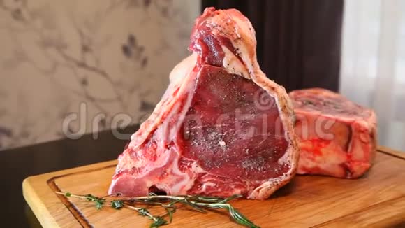 牛肉牛排生鲜肉Ribeye牛排生肉视频的预览图