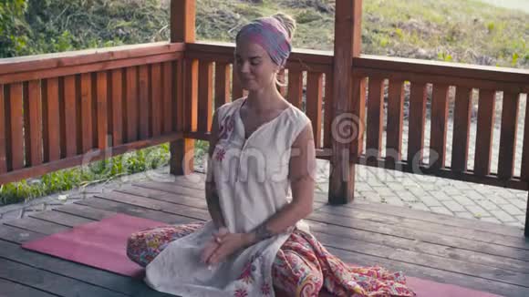有魅力的女人做瑜伽练习视频的预览图