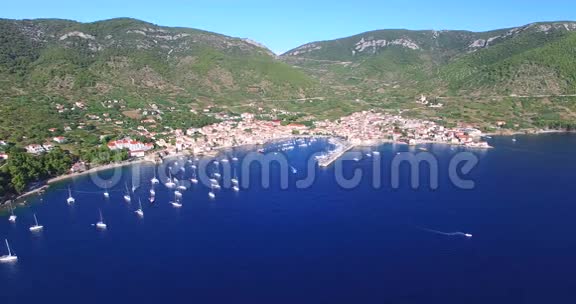 克罗地亚Stiniva湾的游客和船只视频的预览图