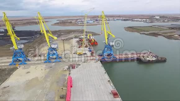 航空港吊车桥及散货船货物货运船和货物集装箱与起重机在视频的预览图