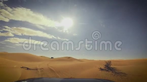 萨哈拉沙漠司机警车视频的预览图