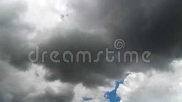 云在蓝天中移动视频的预览图