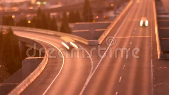 日落时分的高速公路视频的预览图