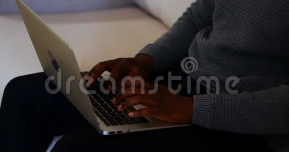 男性高管在办公室使用笔记本电脑视频的预览图