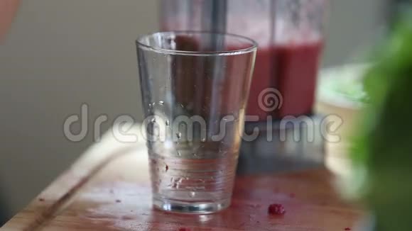 将水果冰沙倒入玻璃的特写镜头视频的预览图