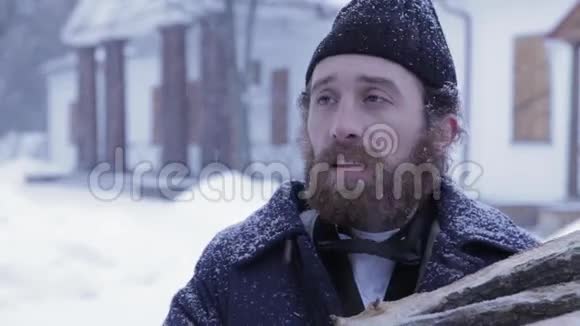 俄罗斯留胡子的男子穿着19世纪的冬季和古董背景视频的预览图