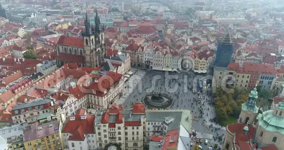 布拉格城堡上方的全景城市空中从上面可以看到布拉格的城市景观飞行航班视频的预览图