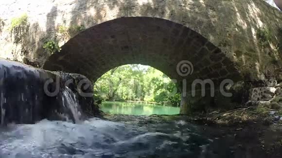 在兹曼贾河上的瀑布视频的预览图