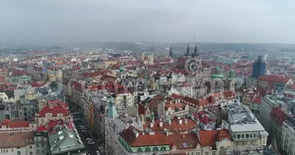 布拉格城堡上方的全景城市空中从上面可以看到布拉格的城市景观飞行航班视频的预览图