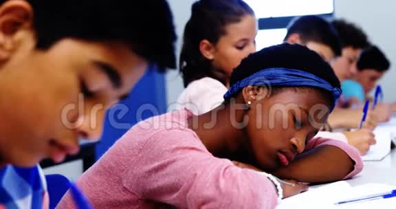 疲惫的学生睡在教室里视频的预览图