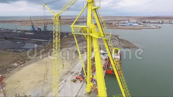航空港吊车桥及散货船货物货运船和货物集装箱与起重机在视频的预览图