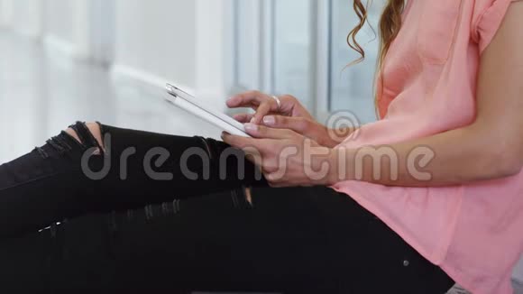 女性高管在走廊上使用数码平板电脑视频的预览图