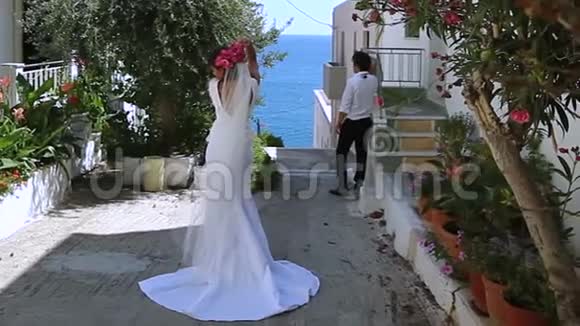 希腊大街上漂亮的新婚夫妇视频的预览图