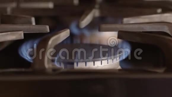 厨房炉灶燃烧器的天然气火焰能源和动力概念视频的预览图