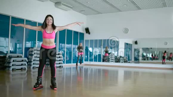在舞蹈室跳舞的运动女人视频的预览图
