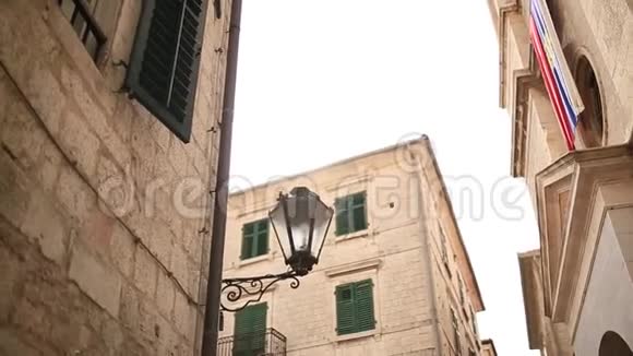 街上墙上的老式灯视频的预览图