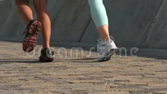 两个健康的女人一起跑步视频的预览图
