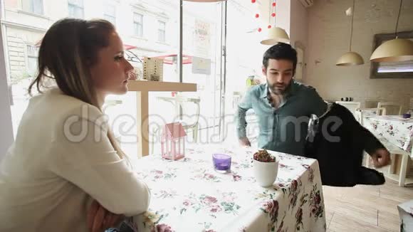 一对夫妇坐在餐厅里视频的预览图