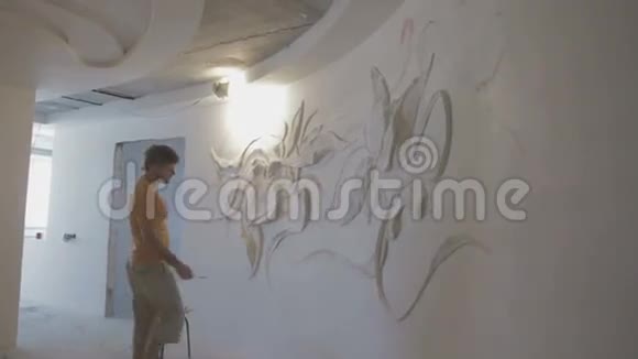 墙上灰泥和灰泥成型工艺视频的预览图