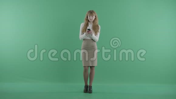 一位年轻女子站着打电话发短信视频的预览图