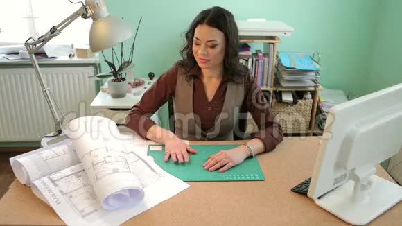 在她的办公室从事新项目的建筑师女士视频的预览图
