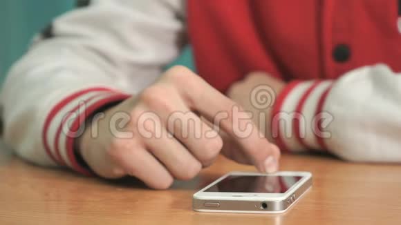 学生按下智能手机屏幕上的手指视频的预览图