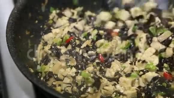 女人煮中国菜视频的预览图