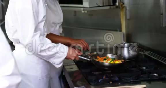 厨师在厨房准备食物视频的预览图