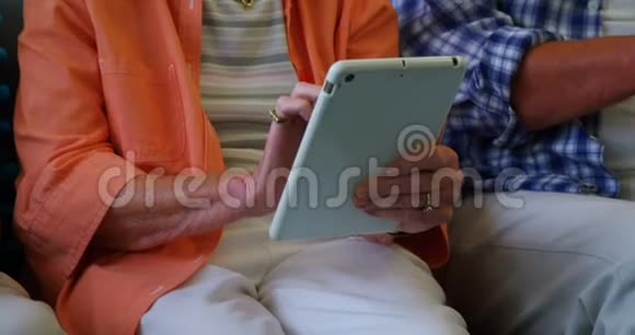 高级女性使用数字平板电脑4k视频的预览图