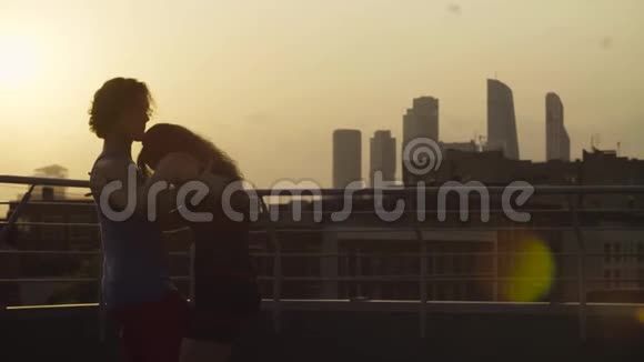 年轻夫妇在日落时跳舞的剪影视频的预览图