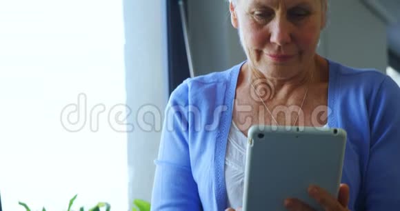 高级女性使用数字平板电脑4k视频的预览图