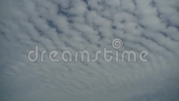 灰雨云在天空中移动时间流逝视频的预览图