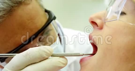 牙医检查病人视频的预览图