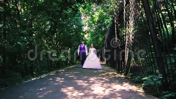在绿色公园里的一对恩爱夫妻视频的预览图