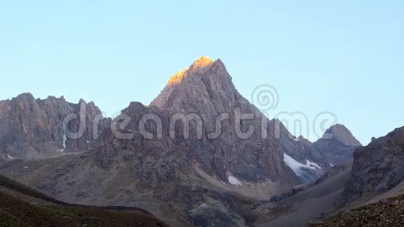 黎明时分的群山时间流逝帕米尔塔吉克斯坦视频的预览图