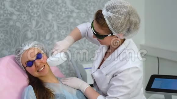 美容诊所手术过程中的年轻女性视频的预览图