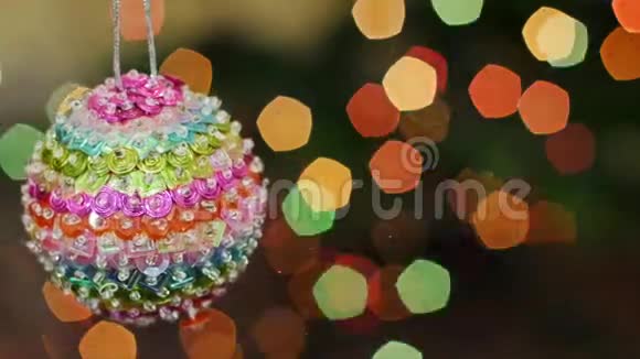 五颜六色的球在博克摇动标题领域视频的预览图