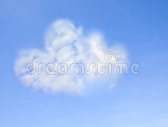 天然形状的心在天空中与云视频的预览图