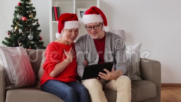 圣诞快乐的老夫妇带着平板电脑视频的预览图