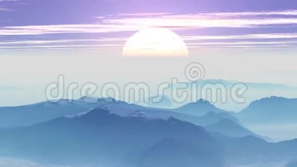 雾蒙蒙的群山中日出视频的预览图