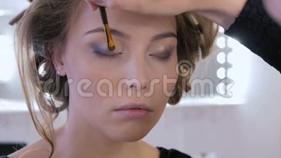 专业化妆师应用眼影视频的预览图