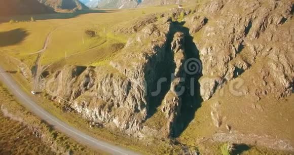 从站在悬崖上的年轻徒步旅行者乘坐4K飞机视频的预览图