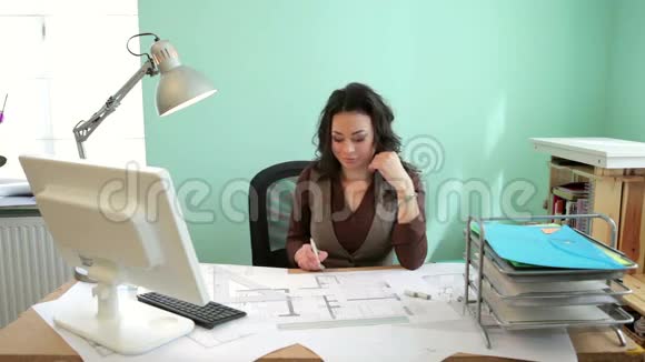 建筑师女士在她的办公桌上工作视频的预览图