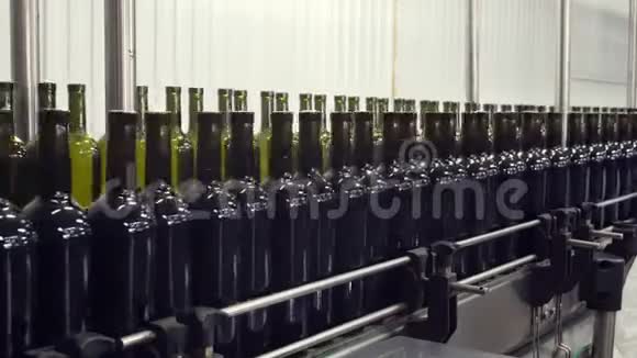 葡萄酒厂瓶装和密封输送线视频的预览图