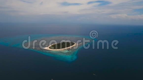 鸟瞰热带岛屿美丽的海滩菲律宾曼蒂格岛视频的预览图